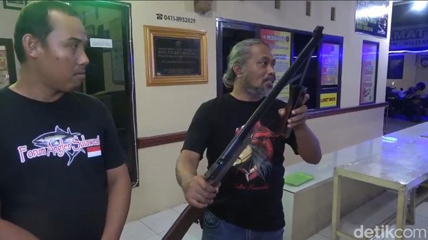 Polisi menyita barang bukti senapan angin yang digunakan remaja berinisial IC (15) menembak temannya SI (11) di Kota Makassar, Sulawesi Selatan (Sulsel).