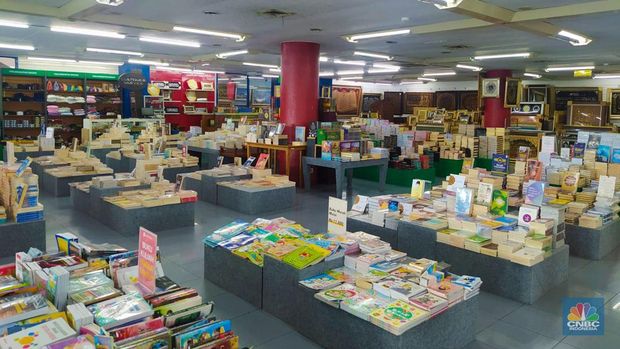 Manajemen PT GRA Tiga Belas atau Toko Buku Gunung Agung mengonfirmasi kabar kondisi perusahaan termasuk Pemutusan Hubungan Kerja (PHK) karyawan. (CNBC Indonesia/Martyasari Rizky)