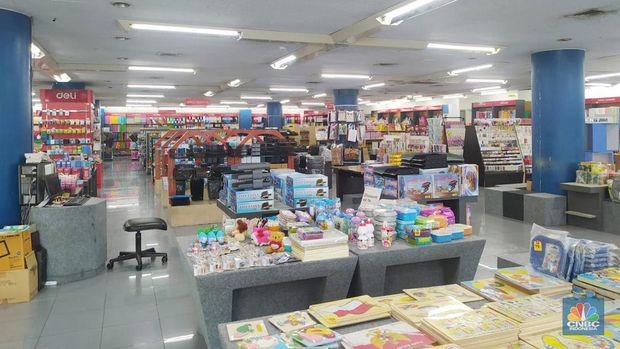 Manajemen PT GRA Tiga Belas atau Toko Buku Gunung Agung mengonfirmasi kabar kondisi perusahaan termasuk Pemutusan Hubungan Kerja (PHK) karyawan. (CNBC Indonesia/Martyasari Rizky)