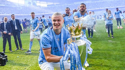 MANCHESTER, ENGLAND - MAY 21: Erling Haaland of Manchester City celebrates with the Premier League trophy after the Premier League match between Manchester City and Chelsea FC at Etihad Stadium on May 21, 2023 in Manchester, England. (Photo by Michael Regan/Getty Images)