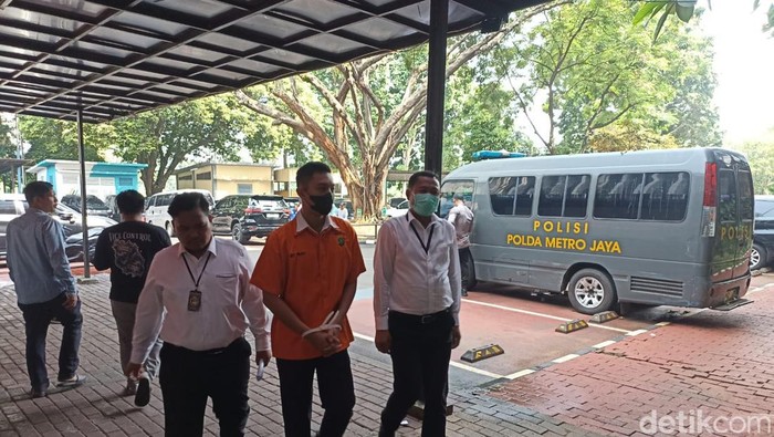 Mario Dandy Satrio digiring penyidik Polda Metro Jaya untuk diperiksa KPK.