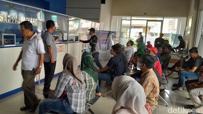 Masyarakat saat antri bayar pajak di Samsat IV Palembang. (Candra Setia Budi/detiksumbagsel)