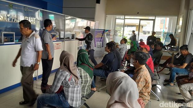 Masyarakat saat antri bayar pajak di Samsat IV Palembang. (Candra Setia Budi/detiksumbagsel)