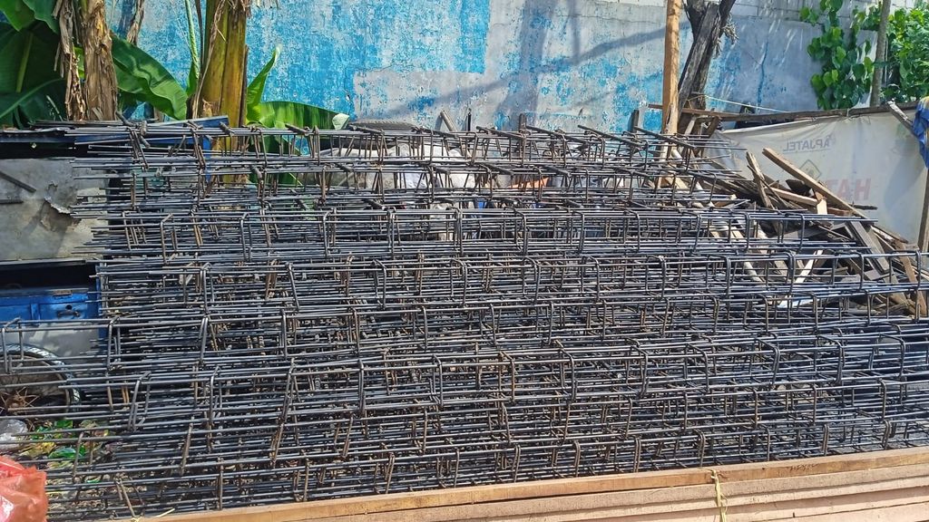 Material besi tulangan untuk mengecor jalan di Kranji. (Dok DBMSDA Kota Bekasi)