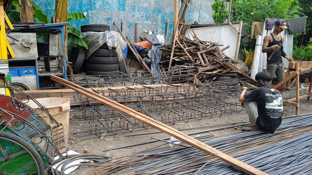 Material besi tulangan untuk mengecor jalan di Kranji. (Dok DBMSDA Kota Bekasi)