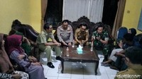 Mediasi yang menghadirkan Forpimcam dan kedua keluarga digelar di Balai Desa Tambakboyo (Foto: Ainur Rofiq)