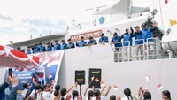 Sejumlah pelajar mengibarkan bendera merah putih kepada tim Ekspedisi Rupiah Berdaulat 2023.