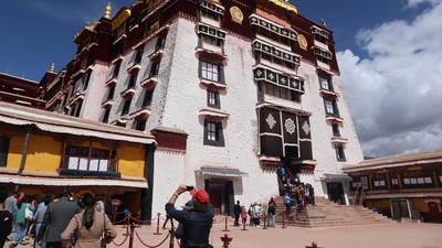 Mengunjungi Istana Potala Bekas Kediaman Dalai Lama di Tibet