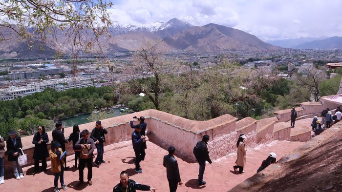 Sejumlah wisatawan menikmati pemandangan di taman depan Istana Potala yang dikenal sebagai ikon Kota Lasha, Daerah Otonomi Tibet, China, Sabtu (20/5/2023). Istana Potala dibangun oleh Raja Tibet Songsten Gampo pada abad ke-7 Masehi dan menjadi singgasana para Dalai Lama dari periode ke periode sekaligus salah satu tempat suci umat Buddha di atas ketinggian 3.500 mdpl, kini berubah fungsi menjadi museum yang menyimpan benda-benda peninggalan kuno, seperti patung Buddha, stupa, dan tempat persembahan. ANTARA FOTO/M. Irfan Ilmie/foc.