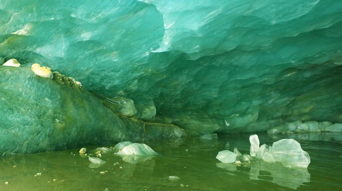 Menyusuri Gua Es Terbesar di Tibet PENBA, CHINA - MAY 21: People visit the ice cave on May 21, 2023 in Penba county, Tibet Autonomous Region of China. The arch-shaped ice cave is 165 meters long, 26 meters wide and 15 meters high, marking the largest in Tibet. (Photo by Wang Jianzhong/VCG via Getty Images)