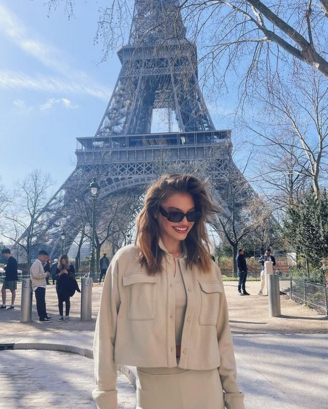 Meredith Mickelson, model 23 tahun yang kini menetap di Los Angeles dan Paris. Meredith sempat pacaran dengan Matty Healy sebelum ia akhirnya jatuh ke pelukan Taylor Swift. Foto: dok. Instagram/ @meredithmickelson