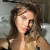 Meredith sendiri punya garis wajah tegas. Tatapan mata yang membius, dan bibir tebalnya menjadi daya tarik sang model. Foto: dok. Instagram/ @meredithmickelson