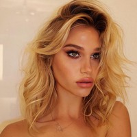 Meredith pun sempat dekat dengan sejumlah selebriti pria. Di 2018, dia digosipkan punya hubungan spesial dengan Brooklyn Beckham ketika keduanya tampak akrab di Coachella. Foto: dok. Instagram/ @meredithmickelson