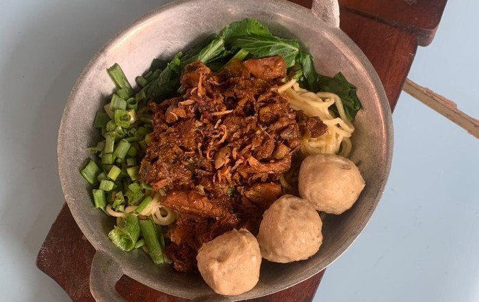 Mie Ayam Wong Sragen disajikan menggunakan wajan.