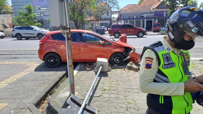 Mobil Tabrak Kereta Jaladara Di Jalan Slamet Riyadi Solo