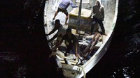 Evakuasi anak buah kapal (ABK) KLM Sumber Jaya Laut dilakukan pada Minggu (21/5/2023).