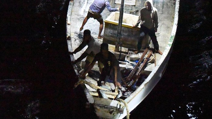 Momen Bakamla Evakuasi Korban Kecelakaan Perahu di Teluk Kendari Bakamla RI melalui unsur KN Kuda Laut-403 menyelamatkan 2 orang korban kecelakaan Perahu di perairan Teluk Kendari. Perahu korban diketahui mengalami kebocoran akibat angin kencang dan gelombang.