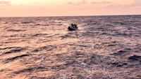 Kapal yang mengalami mati mesin ditarik menuju Kupang.