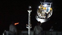 Personel Badan Keamanan Laut (Bakamla) RI berusaha mengevakusi anak buah kapal (ABK) KLM Sumber Jaya Laut yang mengalami mati mesin.