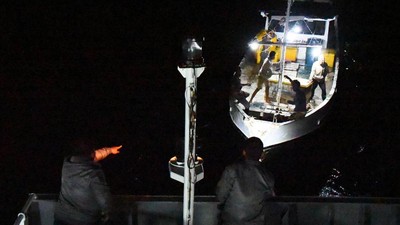 Lihat Lagi Momen Bakamla Evakuasi Korban Kapal Mati Mesin di Perairan Rote