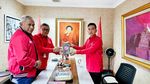 Momen Gibran Sungkem ke Hasto dan Diberi Dua Buku