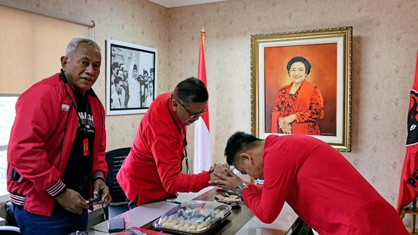 Momen Gibran Sungkem ke Hasto dan Diberi Dua Buku