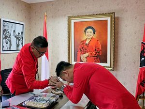 Momen Gibran Sungkem ke Hasto dan Diberi Dua Buku
