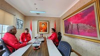 Sekjen PDIP Hasto Kristiyanto memberikan dua buku kepada Wali Kota Solo Gibran Rakabuming Raka di sela-sela pemanggilan di kantor DPP PDIP.  