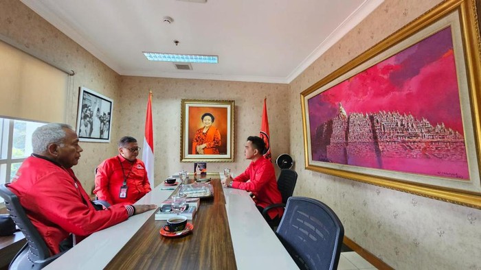 Momen Gibran Sungkem ke Hasto dan Diberi Dua Buku Sekjen PDIP Hasto Kristiyanto memberikan dua buku kepada Wali Kota Solo Gibran Rakabuming Raka di sela-sela pemanggilannya di kantor DPP PDIP, Selasa (22/5/2023).