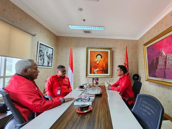 Sekjen PDIP Hasto Kristiyanto memberikan dua buku kepada Wali Kota Solo Gibran Rakabuming Raka di sela-sela pemanggilannya di kantor DPP PDIP, Selasa (22/5/2023).