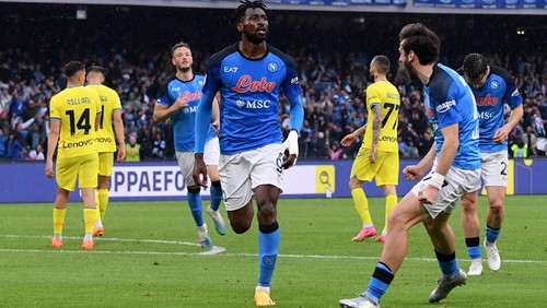 NAPLES, ITALY - MAY 21: Andre-Frank Zambo Anguissa of SSC Napoli celebrates with teammate Khvicha Kvaratskhelia after scoring the teams first goal during the Serie A match between SSC Napoli and FC Internazionale at Stadio Diego Armando Maradona on May 21, 2023 in Naples, Italy. (Photo by Francesco Pecoraro/Getty Images)
