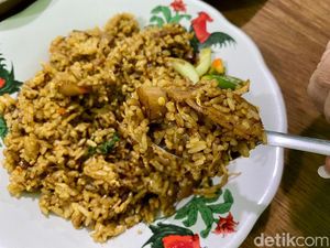 Gurih Smokey! Nasi Goreng Bikinan Mantan Chef Solaria hingga Bakmi GM