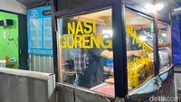 Nasgor Chef Andy berlokasi di Jl. H. Dimun Raya, Depok (Seberang RS Primaya Depok). Buka sejak sore hingga malam, nasi goreng di sini kerap diantre.