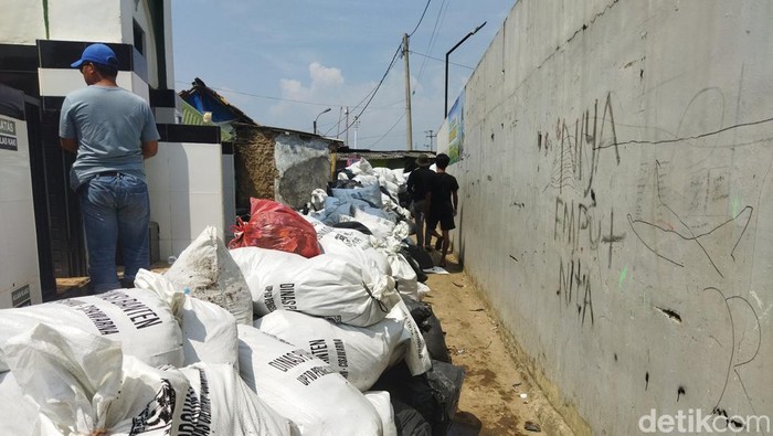 Pandawara Bareng Warga Bersihkan Pantai di Banten, Sampah Capai Ribuan Karung Pandawara Group bersama warga membersihkan Pantai Teluk di Kecamatan Labuan, Pandeglang, Banten. Sampah yang dikumpulkan mencapai ribuan karung.