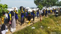 Warga sangat atusias melaukan aktivitas tersebut.