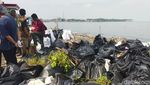 Pandawara dan Warga Bersihkan Pantai di Banten, Sampah Capai Ribuan Karung