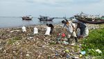 Pandawara dan Warga Bersihkan Pantai di Banten, Sampah Capai Ribuan Karung