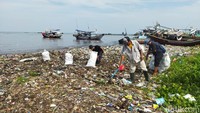 Pantauan detikcom di lokasi, Senin (22/5/2023), terlihat warga membersihkan sampah yang menumpuk di pantai.