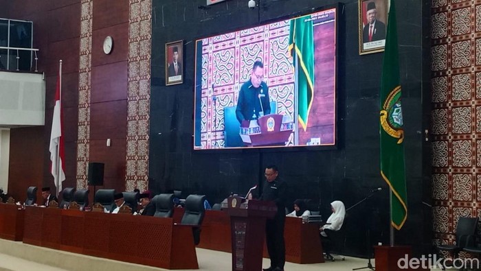 Pansus LKPJ menyampaikan laporan saat Rapat Paripurna di DPRD Sumut