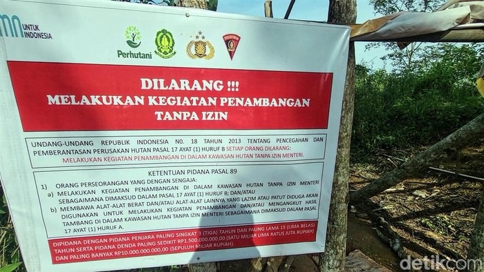 Papan larangan menambang yang dipasang sejumlah pihak.