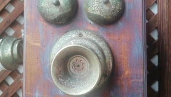 Ada penampakan wajah pada telepon jadul. Foto: Boredpanda