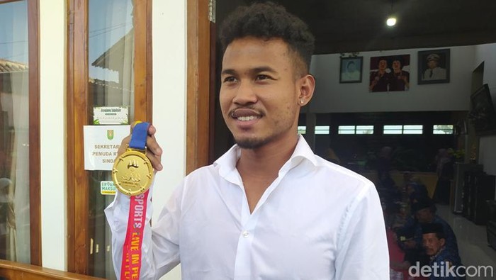 Pemain Timnas Indonesia U-22 Bagas Kaffa tiba di kampung halamannya di Dusun Sindas, Desa Pancuranmas, Kecamatan Secang, Kabupaten Magelang, Senin (22/5/2023).