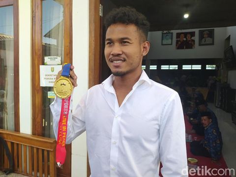 Pemain Timnas Indonesia U-22 Bagas Kaffa tiba di kampung halamannya di Dusun Sindas, Desa Pancuranmas, Kecamatan Secang, Kabupaten Magelang, Senin (22/5/2023).