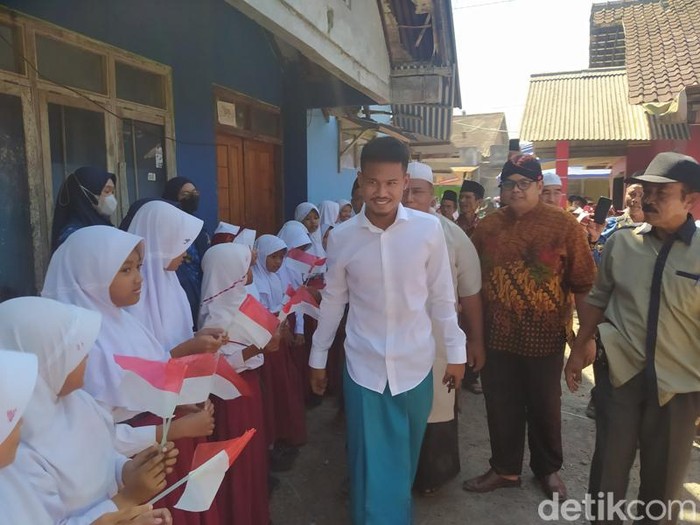 Pemain Timnas Indonesia U-22 Bagas Kaffa tiba di kampung halamannya di Dusun Sindas, Desa Pancuranmas, Kecamatan Secang, Kabupaten Magelang, Senin (22/5/2023).