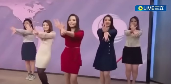 Pembawa berita TV Hong Kong menarikan koreografi lagu Flower milik Jisoo BLACKPINK di siaran langsung.
