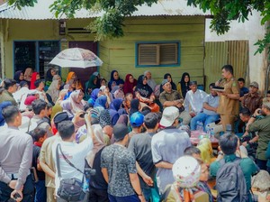 Momen Bobby Dengar Curhatan Warga Sambil Makan Siang Bersama