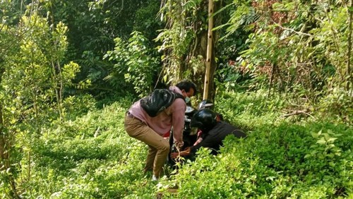 Gusti Kusuma bersama warga saat berusaha mengevakuasi sepeda motor yang terjun ke jurang yang ada di wilayah Desa Sibetan, Kecamatan Bebandem, Karangasem akibat rem blong Senin (22/5/2023).