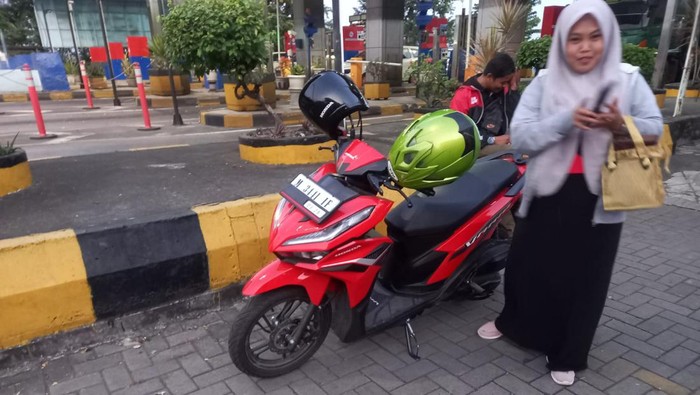 Pemotor masuk ke Tol Kebomas Gresik