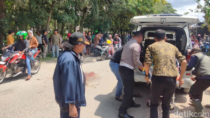 Pemotor tewas terlindas truk usai menghindari jalan berlubang di Asahan, Sumut.