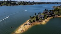 Sejak saat itu, kawasan rumah tersebut telah menjadi reruntuhan. (Juancho Torres/Anadolu Agency/Getty Images)